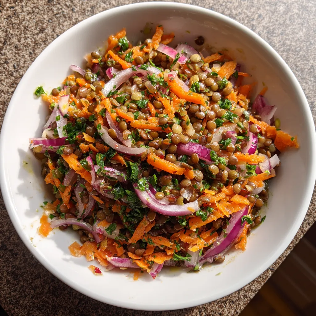 Une assiette de légumes verts et carottes.