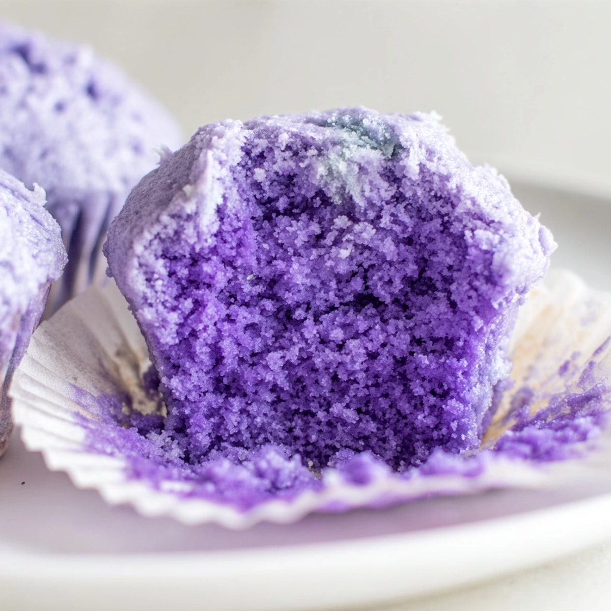 De délicieux Ube Violet Muffins, parfumés et d'une belle couleur violette, sortant du four.