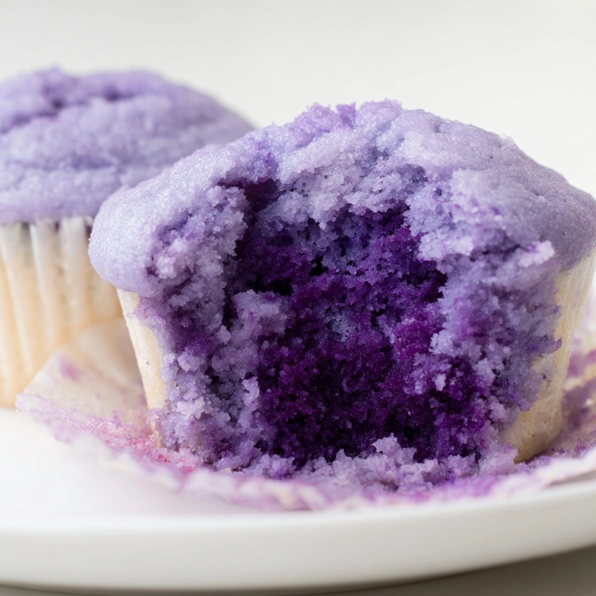 Des Ube Violet Muffins fra&icirc;chement cuits, un d&eacute;licieux dessert facile parfait pour le petit-d&eacute;jeuner ou le go&ucirc;ter.