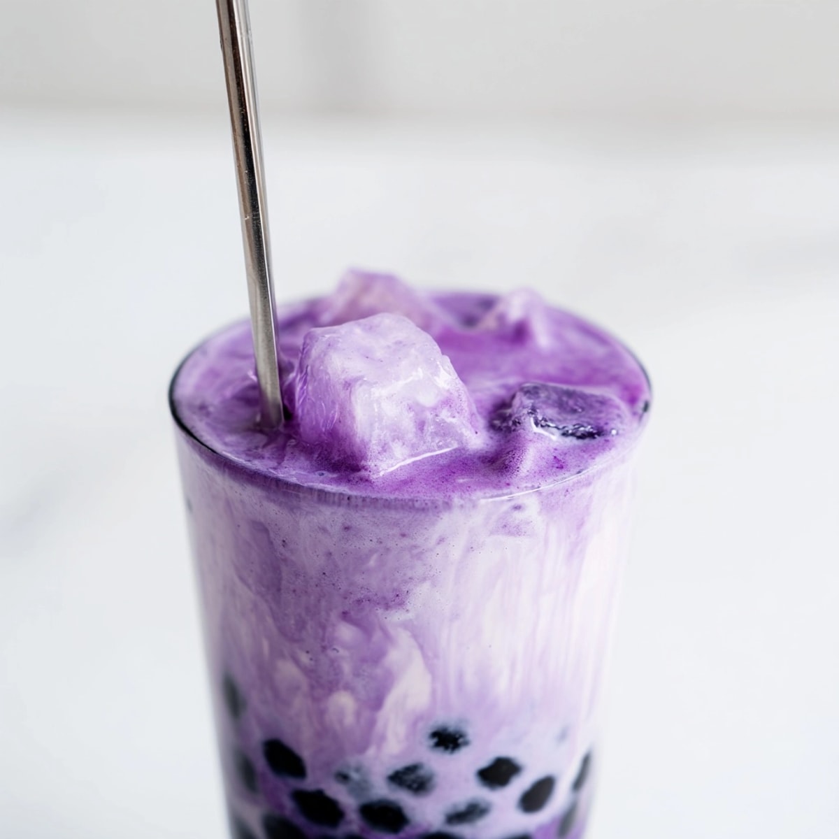 Boisson au thé aux perles d'Ube fait maison, violet crémeux, avec des perles de tapioca à mâcher