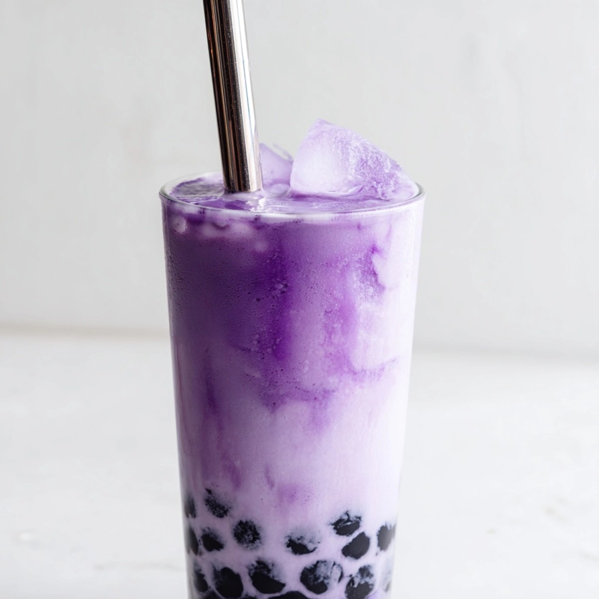 Thé aux perles d'Ube : Un régal violet vibrant. Dégustez-le froid avec une paille large !