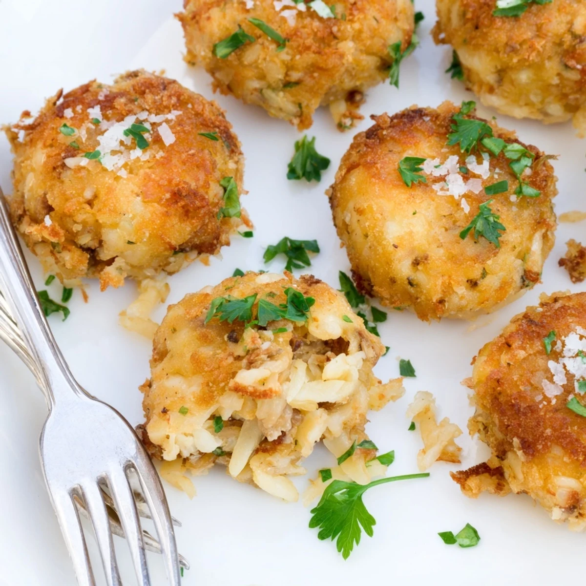 Fritters de cassoulet rebel flottant dorés, croustillants avec haricots et viande délicieuse.  