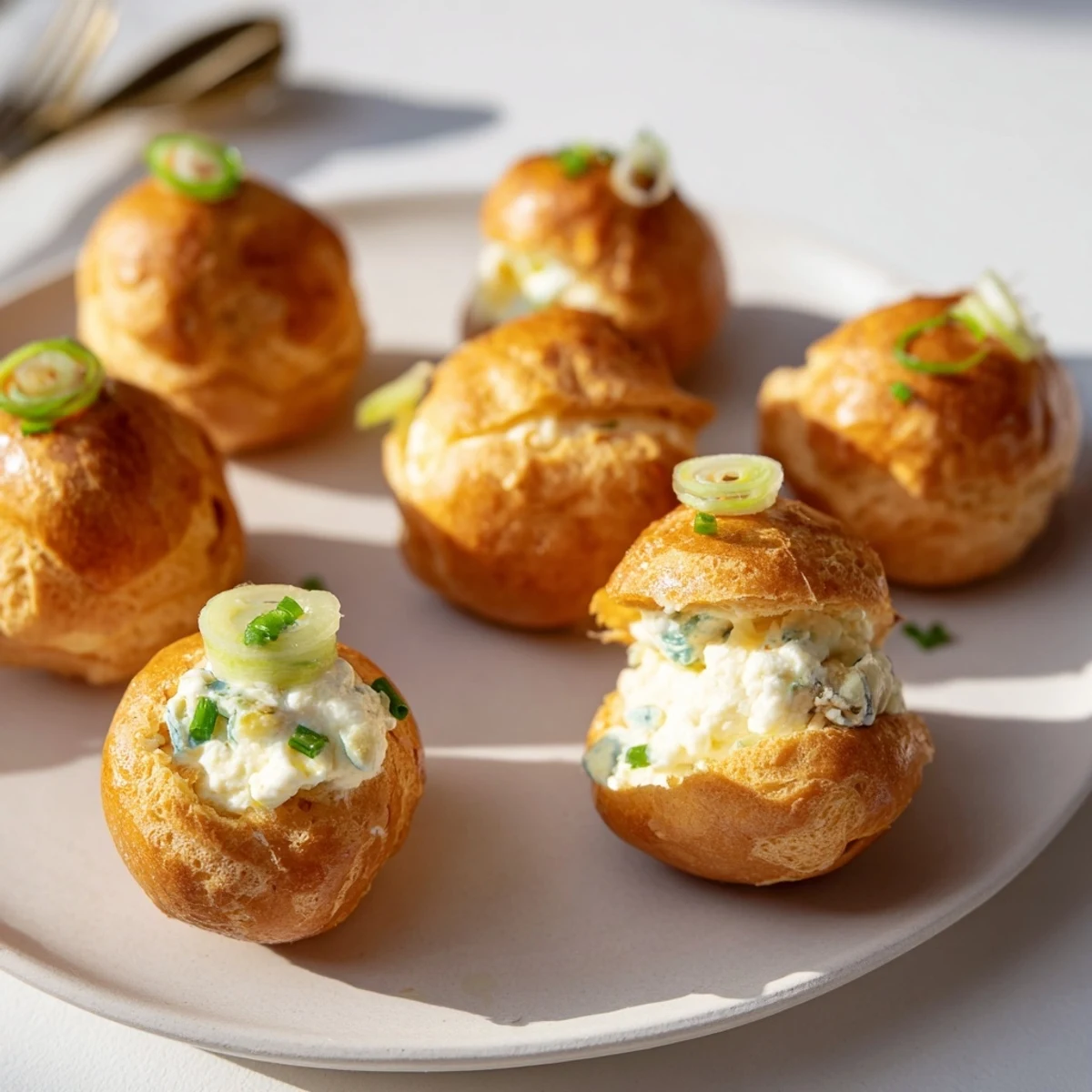 Profiteroles croustillants farcis de fromage Camembert et cornichons savoureux