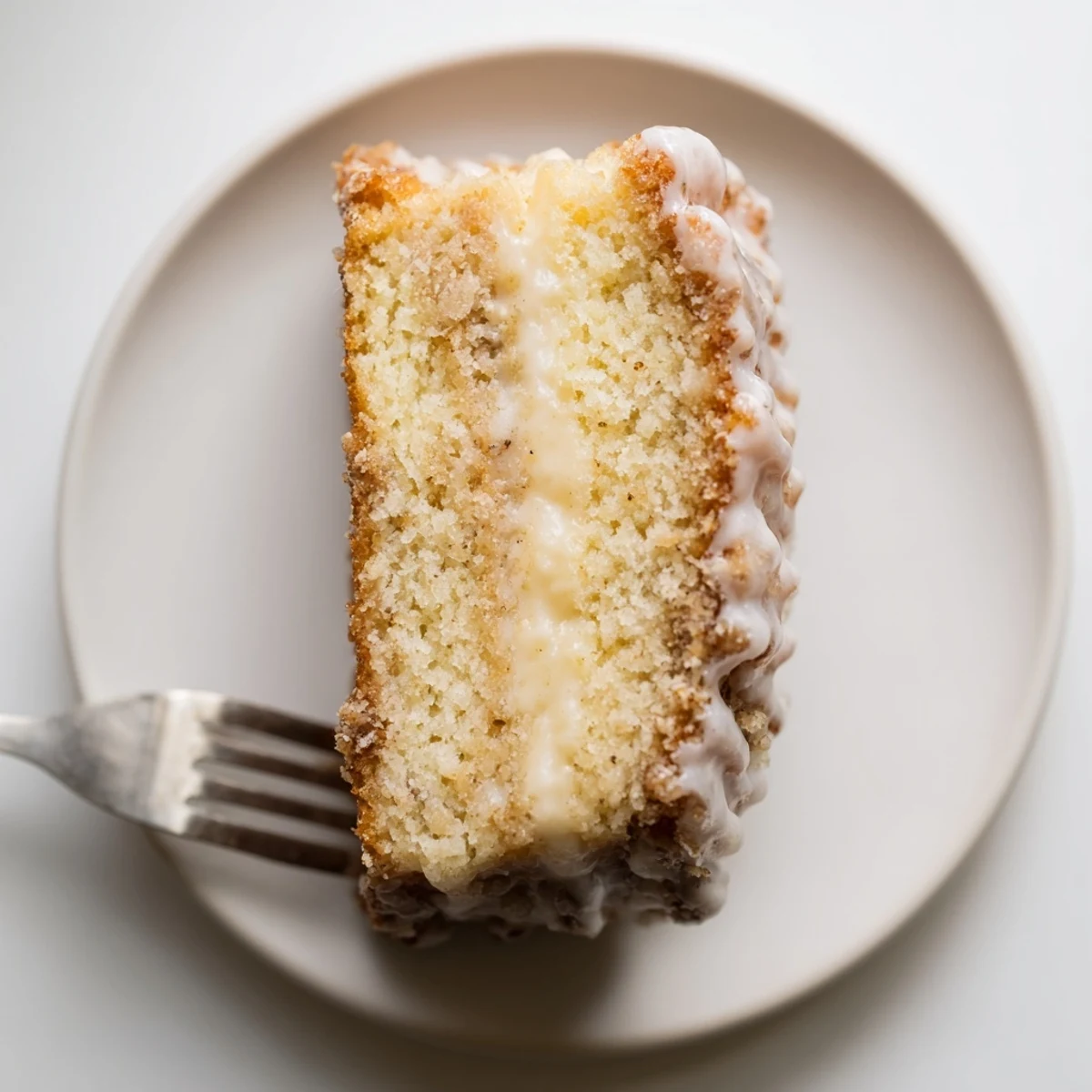 Loaf festif aux saveurs crémeuses d'œufs de Pâques, parfait à déguster en tranches.
