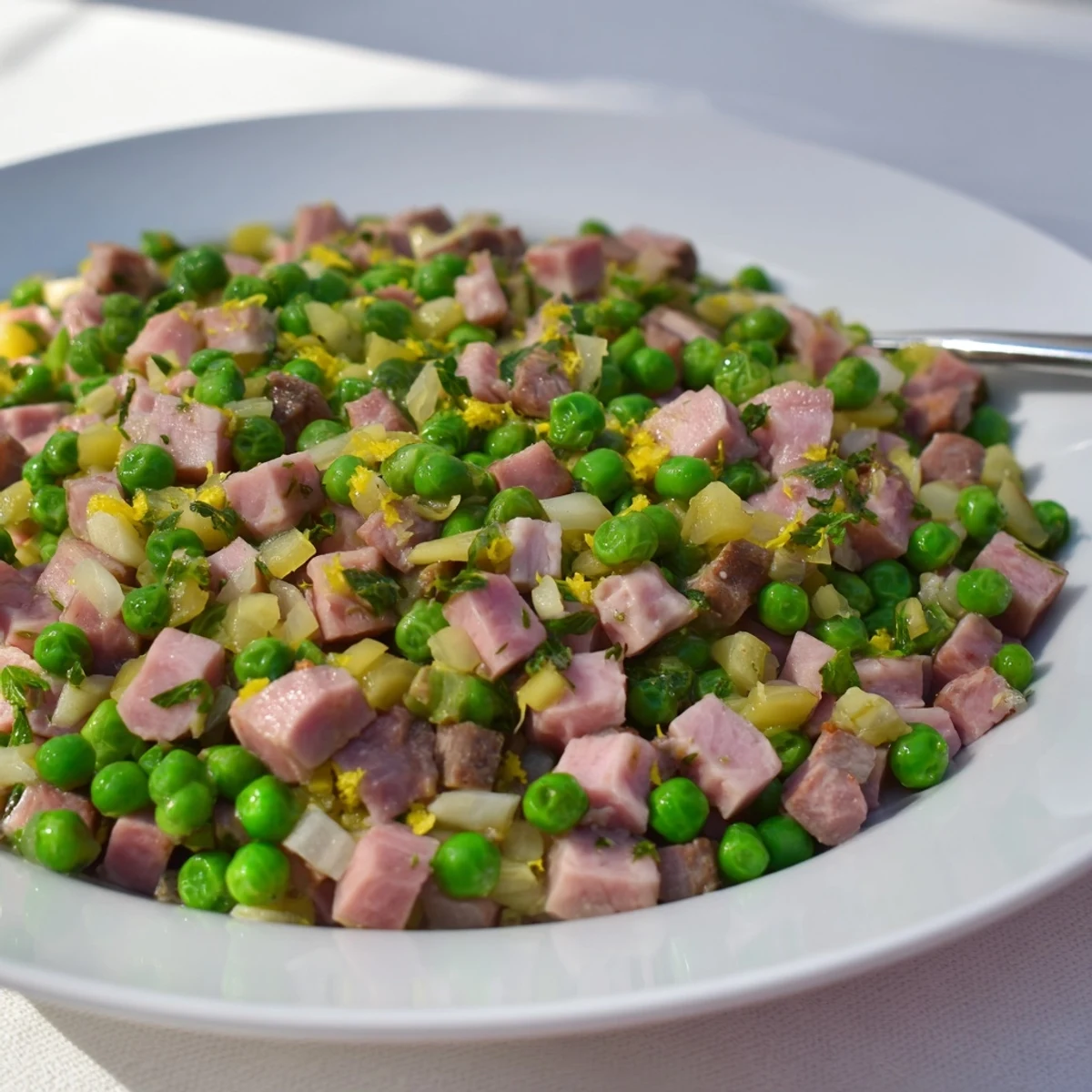 Savourez une poêle française de petits pois et jambon, un dîner simple et rapide.
