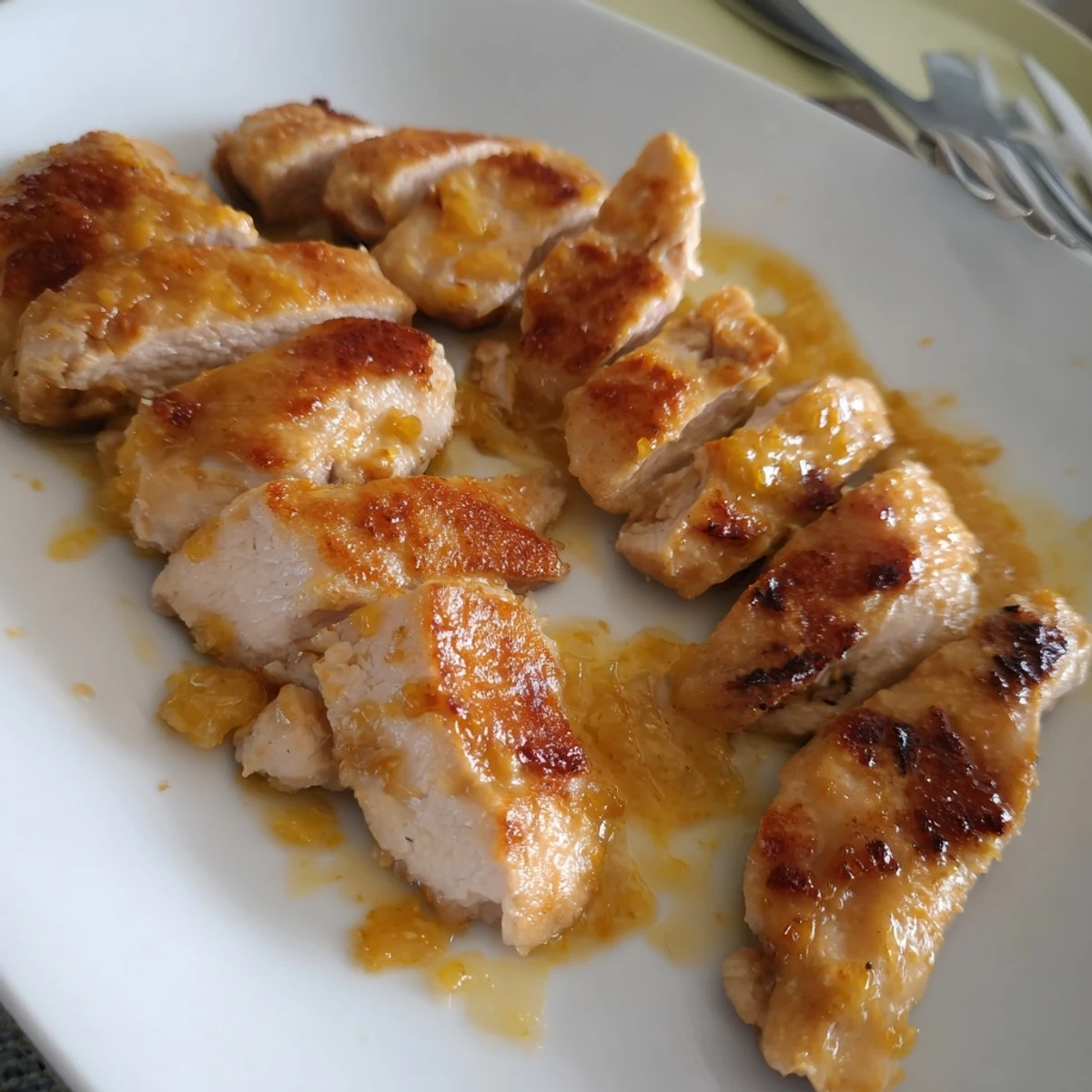 Délicieux poulet à la moutarde, servi avec une garniture de persil frais.  