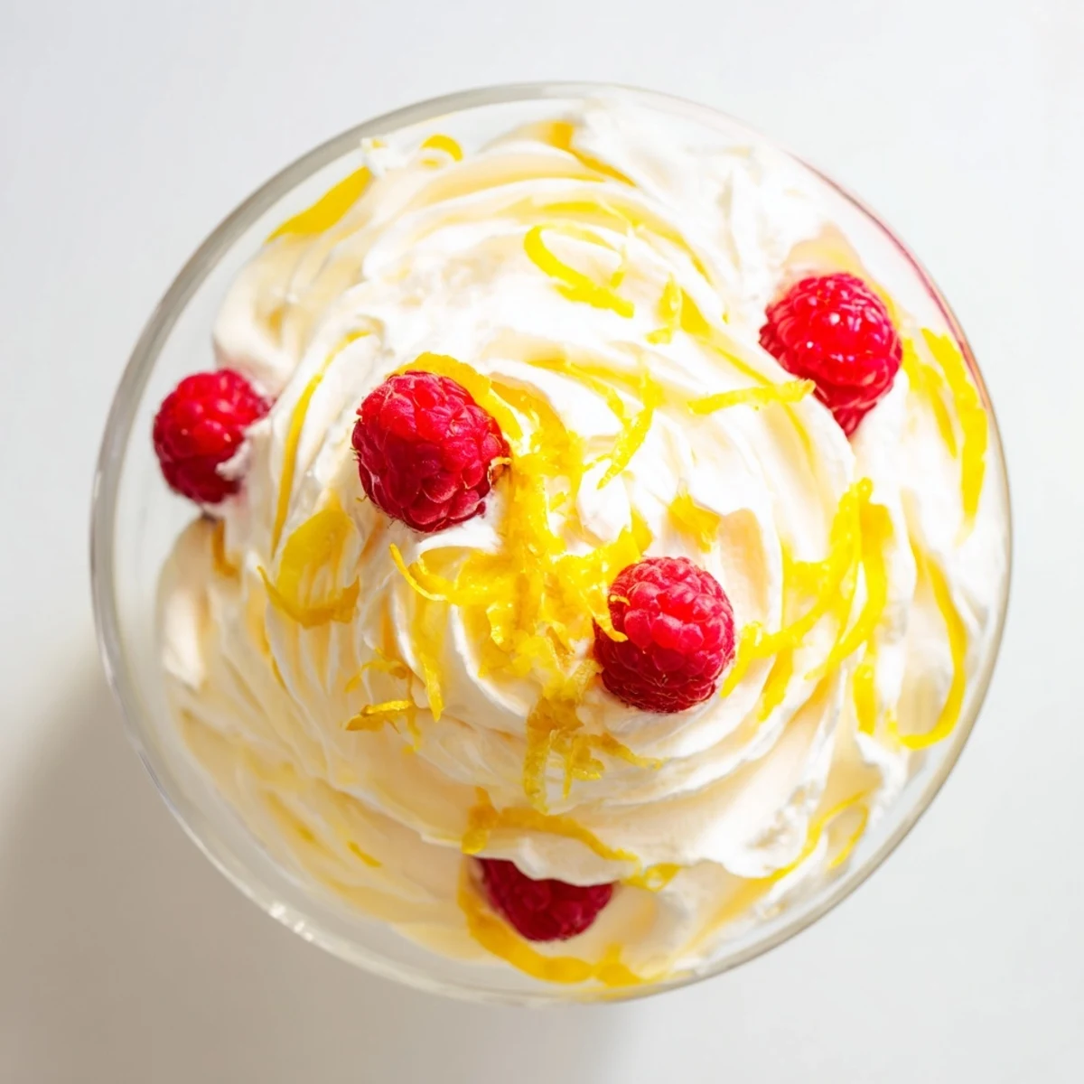 Un dessert Lemon Fool à base de crème fouettée et de crème au citron, avec un zeste citronné.