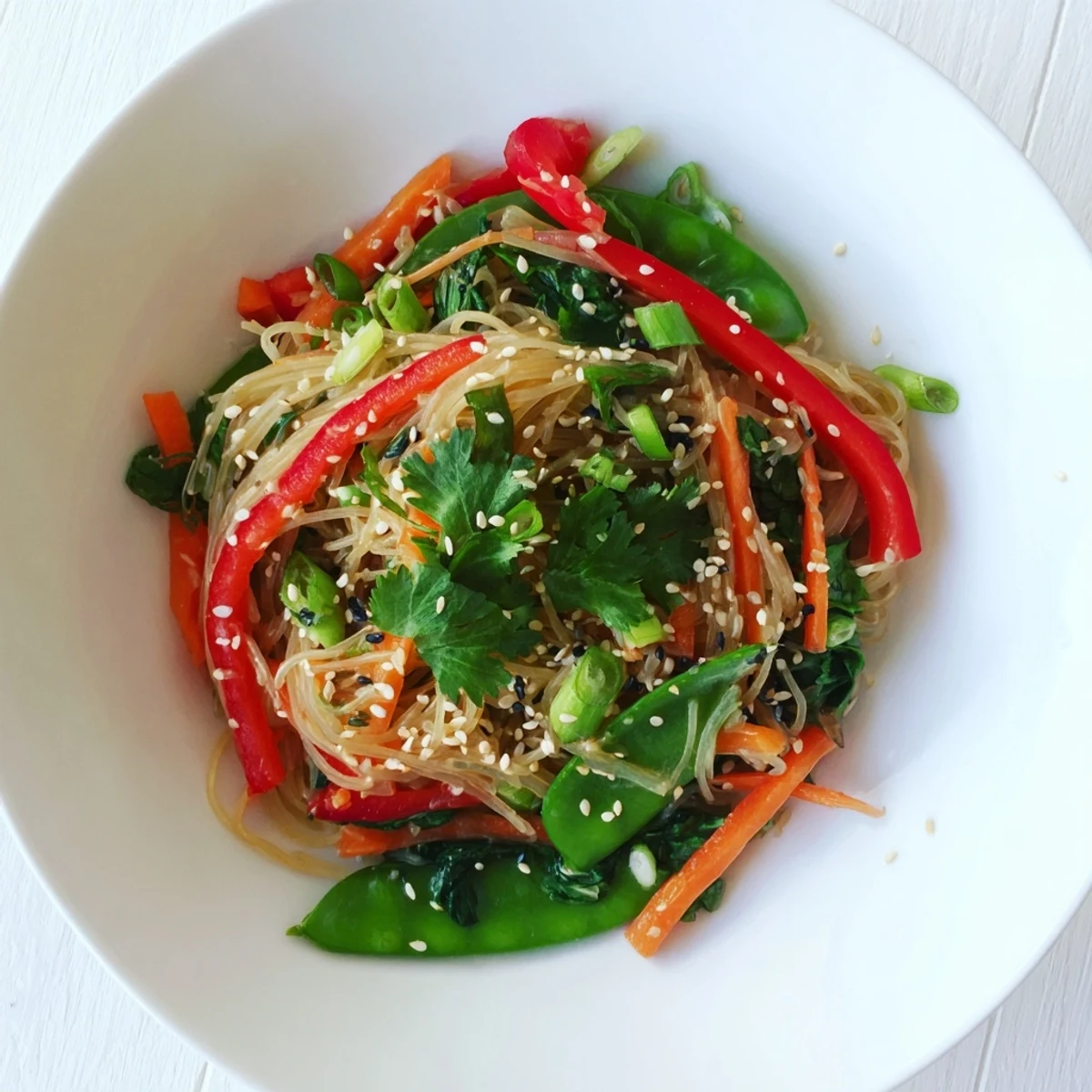 Dîner sain et végan de Kelp Noodle Stir-Fry, présenté avec des quartiers de lime et de la coriandre fraîche.