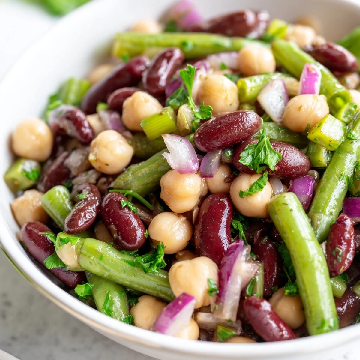 Three-Bean Salad frais et croustillant, parfait pour les pique-niques et barbecues estivaux en accompagnement.