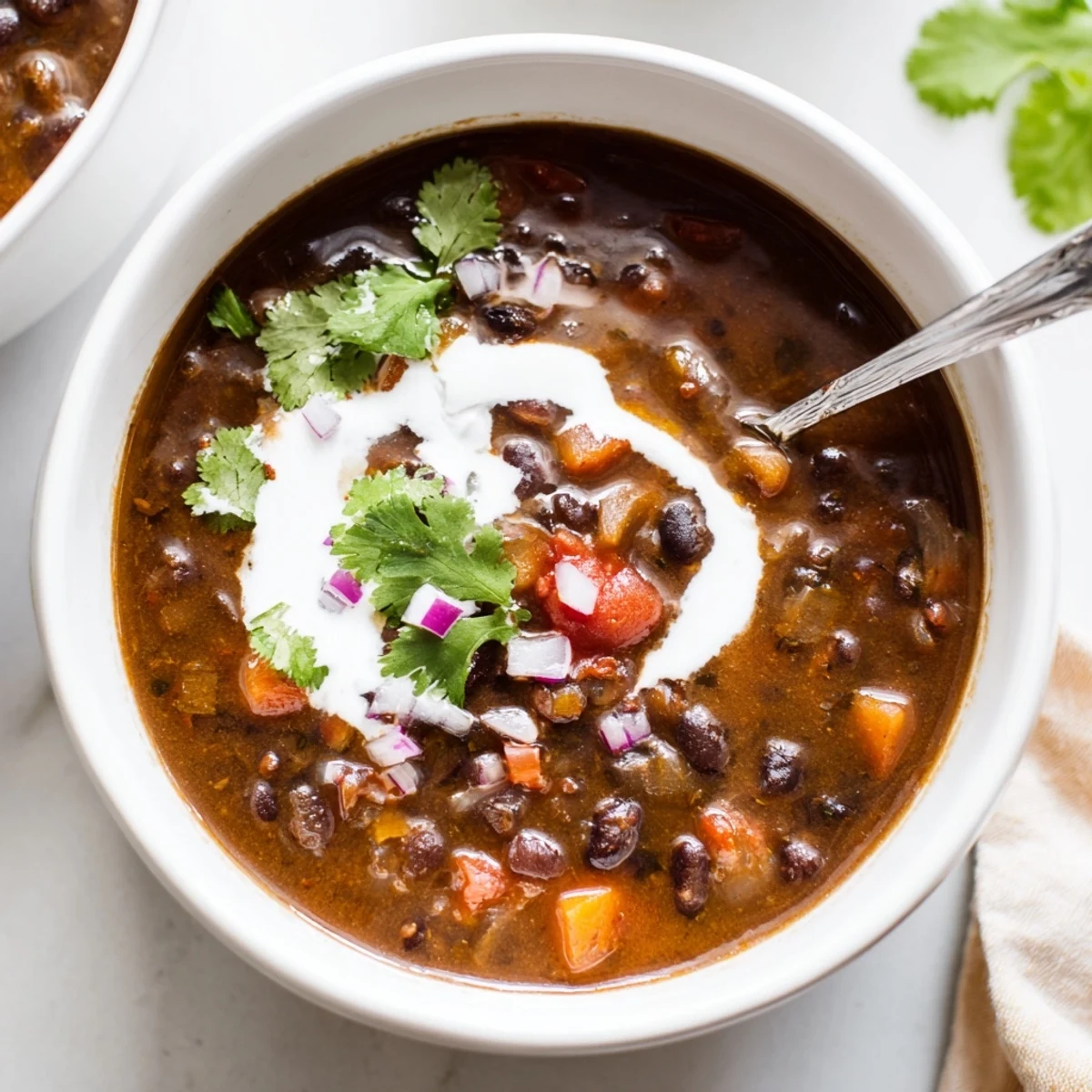 Potage crémeux aux haricots noirs, enrichi de carottes et céleri, parfait pour un soir d'automne.