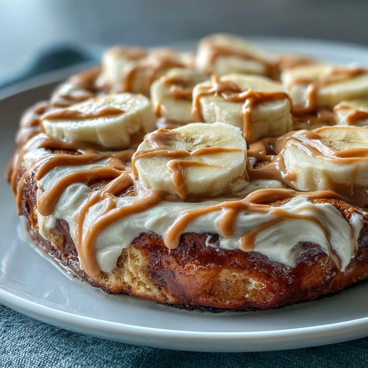 Un bol de High-Protein Breakfast Pizza Bowl avec tranche de banane et copeaux de peanut.
