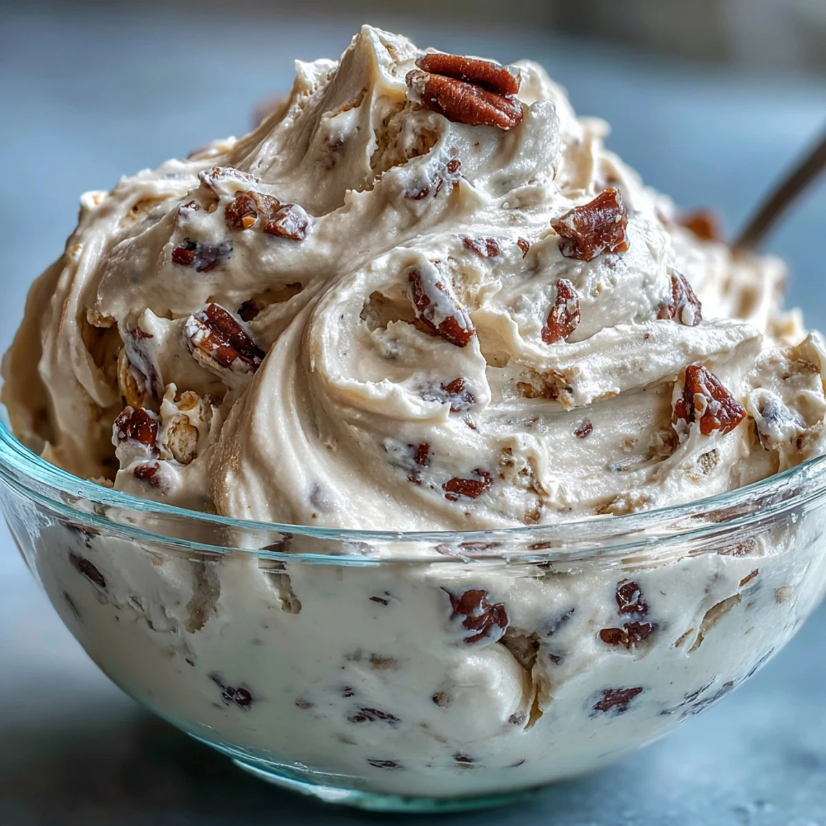 Bol de Greek Yogurt Cookie Dough crémeux, garni de pépites de chocolat mini et de noix concassées pour croquer.