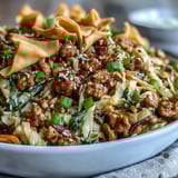 Mélange sauté de dinde hachée et légumes croquants au ranch, servi avec des nouilles de wonton grillées.