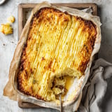 Une tarte au citron est sur un plateau.