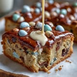 Blondies aux œufs Cadbury hachés, moelleux et dorés, surmontés d'un nappage de chocolat blanc crémeux.