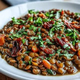 Ragoût de lentilles françaises facile, débordant de légumes tendres et d'herbes aromatiques.