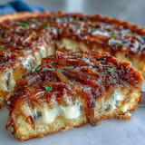 Gourmande tarte à l'oignon française facile, avec des oignons caramélisés dorés et croustillants.