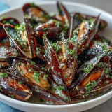 Délicieux moules à l'ail et au beurre, parfaits avec du pain croustillant pour s'imprégner de la sauce.