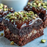 Magnifiques brownies pistache kunafa, un mélange sucré-salé à déguster chaud.