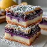 Un aperçu de nos Ube Lemon Bars aux couleurs vives et à la garniture citrique.