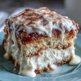Délicieux gâteau Horchata Tres Leches garni de crème fouettée et de cannelle.