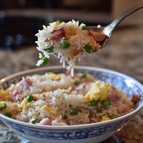 Une assiette de riz avec des légumes et des viandes.