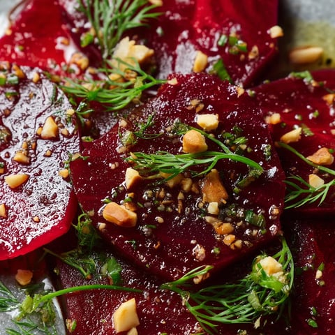 Une assiette de beets colorés avec des herbes et des noix.