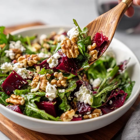 Une salade de mâche aux noix, betterave et chèvre frais.