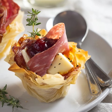 Coupes de charcuterie de Brie au pickle garnies de fromage crémeux et d'herbes fraîches.  