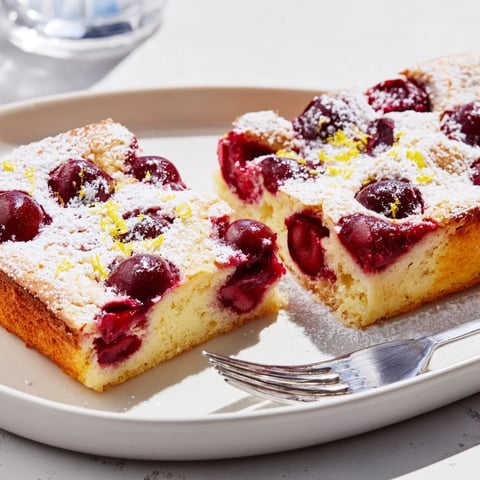 Délicieuses barres de clafoutis à la cerise, parfaites pour un dessert élégant.  