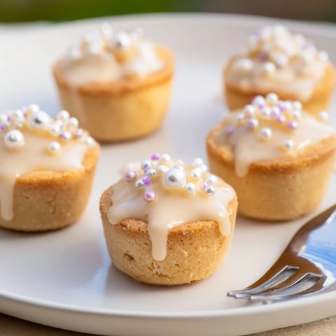 Bouchées de tarte au frangipane à la crème soda avec un glaçage vanillé éclatant.  