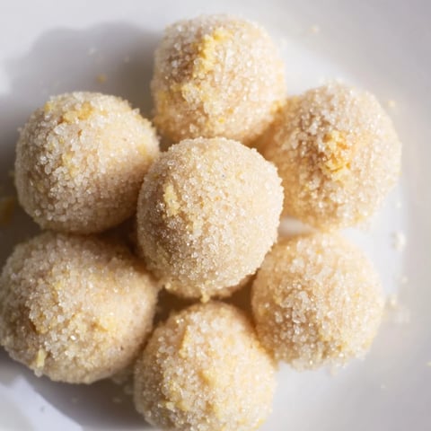Truffes de sablé au citron pétillant, enrobées de sucre scintillant, délicieuses à savourer.  