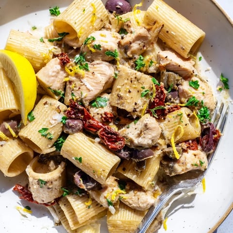 Poulet Provençal crémeux avec des pâtes dans une poêle en fonte, vibrant de saveurs.