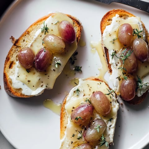Tranches de pain croustillant garnies de Brie crémeux et raisins juteux.  