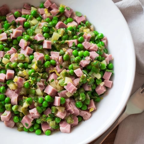 Petits pois et jambon à la poêle, un plat réconfortant avec des saveurs délicieuses.