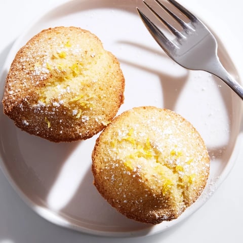 Muffins au citron Madeleine à la texture légère et aérée, parfaits pour le petit-déjeuner.  