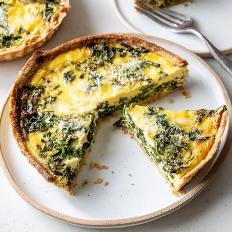 Délicieuse quiche aux bettes, crémeuse et dorée, idéale pour un brunch.