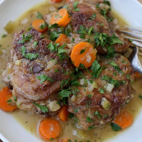 Poulet tendre mijoté dans une sauce à la bière savoureuse et aromatique.