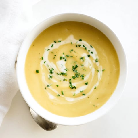 Soupe de poireau et pomme de terre, crémeuse et délicieuse, parfaite pour les soirées d'hiver.  