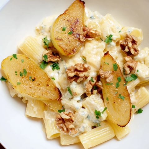Creamy Rococo Pasta with Gorgonzola, caramelized pears, and walnuts, ready to savor.