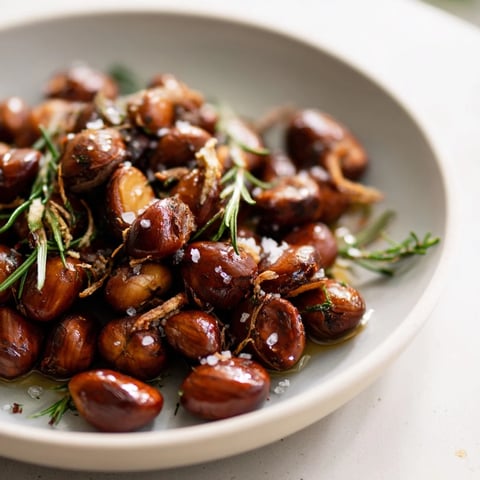 Savoureux mélange de châtaignes et herbes rôties, une collation réconfortante.
