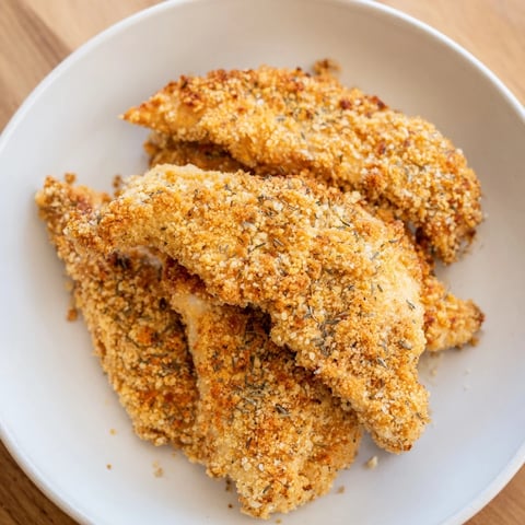 Golden and crispy air-fried chicken tenders, a delicious and quick homemade meal, ready to eat!