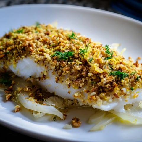 Des halibuts dorés au four sur un lit de fenouil, garnis d'une croûte croustillante aux noix et citron.