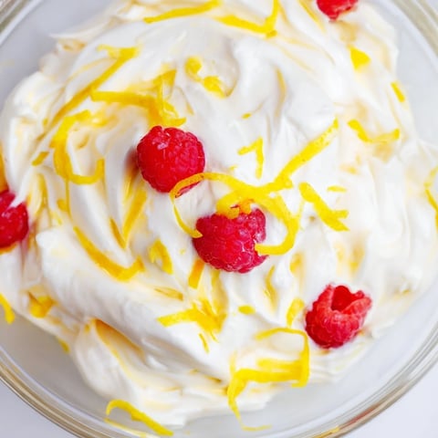 La crème citronnée soyeuse et légère d'un Lemon Fool British, présentée dans des verrines.