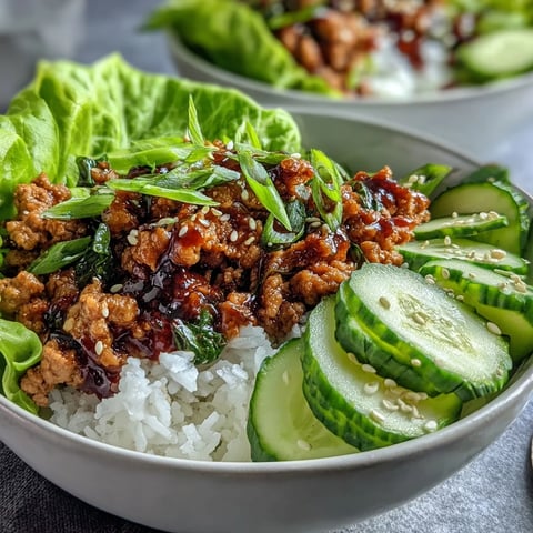 Bol de sesame et dindonne aux laitues fraîches, avec riz et concombre.