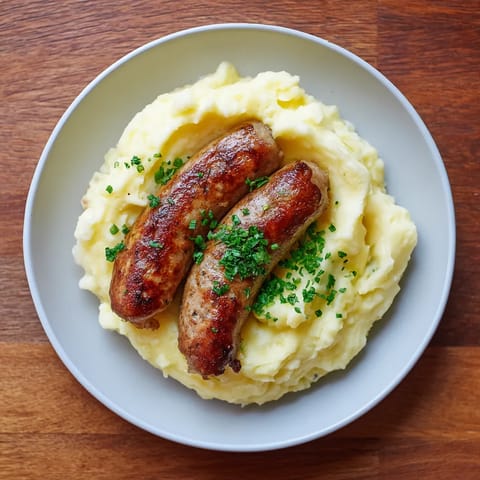 Une assiette de gnocchi et de saucisses.