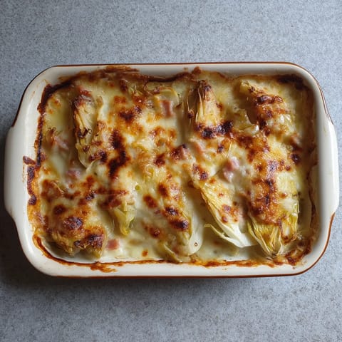 Une casserole de pâtes et légumes sur un plateau.