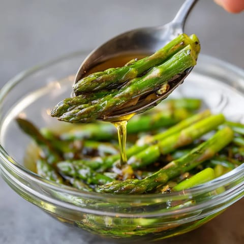 Une personne qui tire une fourchette remplie de légumes verts.