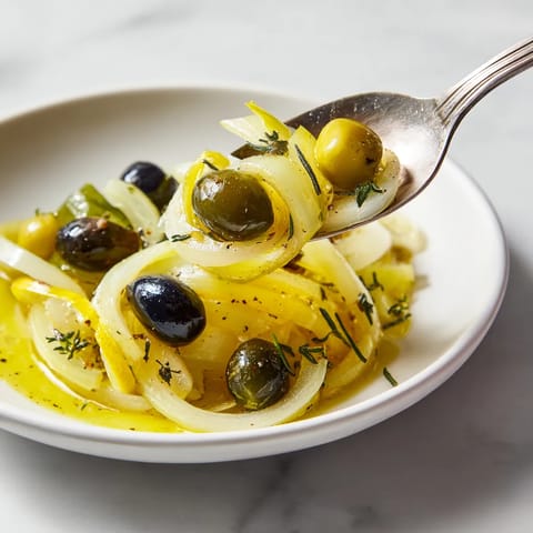 Une assiette de légumes verts et noirs.