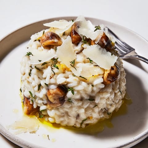 Un risotto aux châtaignes décadent, avec des châtaignes grillées, de la crème et des herbes odorantes pour un dîner réconfortant.